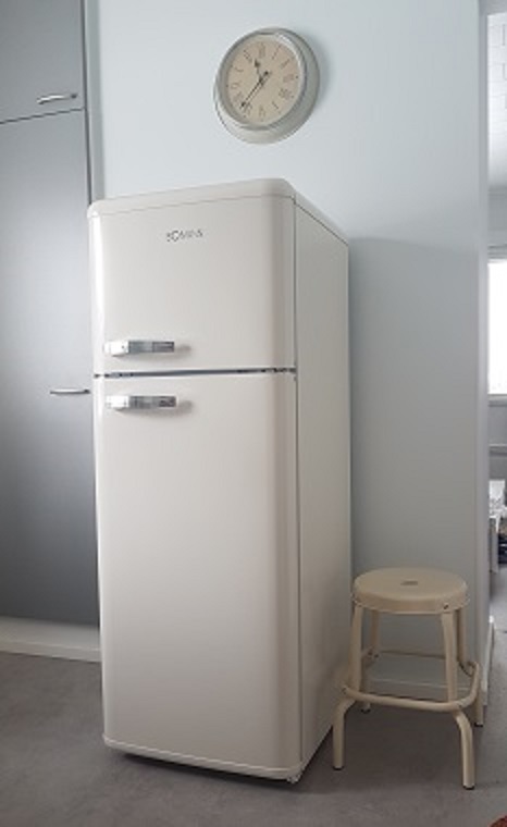 Siirryttäessä keittiöön tulee vastaan ensimmäisenä uutena ostettu retrohenkinen jääpakastinkaappi. Se seisoo mahtailevan näyttävästi keittiön seinustalla.